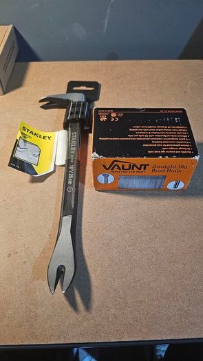 Stanley 10" Claw Bar & Box of 16 gauge 45mm Brad Nails