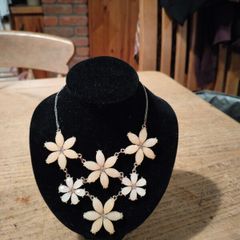 vintage floral piece necklace featuring white, petal-like elements. arranged in a daisy like pattern. Like new