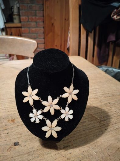 vintage floral piece necklace featuring white, petal-like elements. arranged in a daisy like pattern. Like new