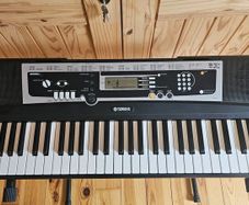Yamaha keyboard YPT-210  with stand.