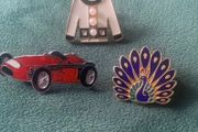 3 small vintage brooches
