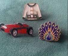 3 small vintage brooches