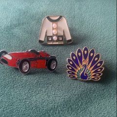 3 small vintage brooches
