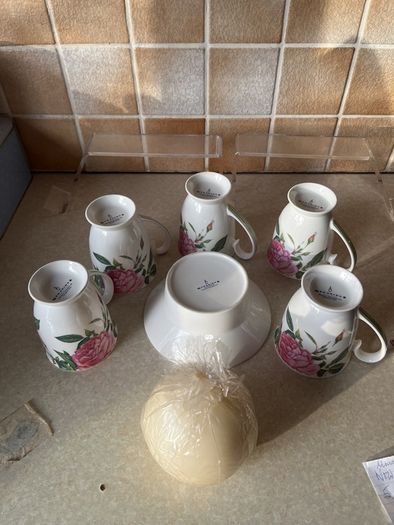 Newbridge Home Rose 5 Unused Mugs & Matching Candle Holdrr