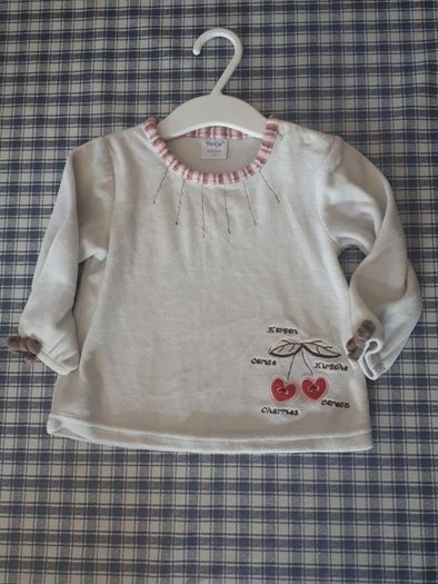 2 piece outfit with enclosed feet.Soft.