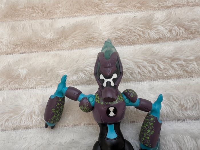 Ben 10 Ben Ten Omni-Enhanced XLR 8 Action Figure Used Please see photos