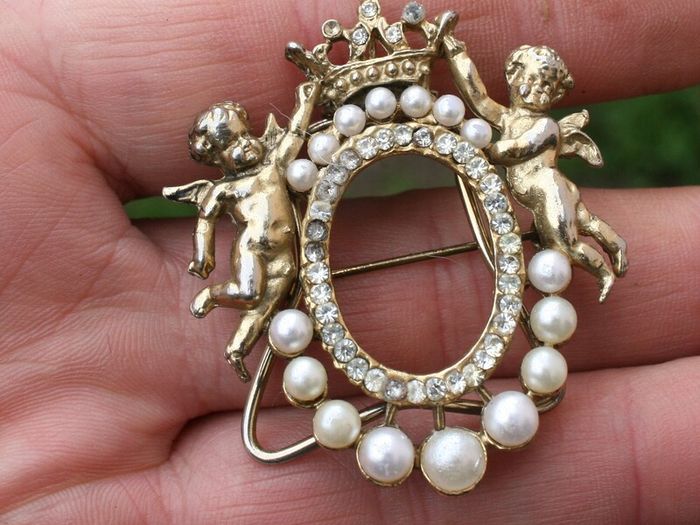 Vintage Brooch 2 Cherubs supporting Crown crystals and pearls - Photo frame