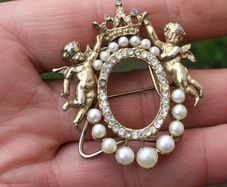 Vintage Brooch 2 Cherubs supporting Crown crystals and pearls - Photo frame