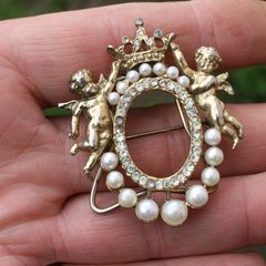 Vintage Brooch 2 Cherubs supporting Crown crystals and pearls - Photo frame