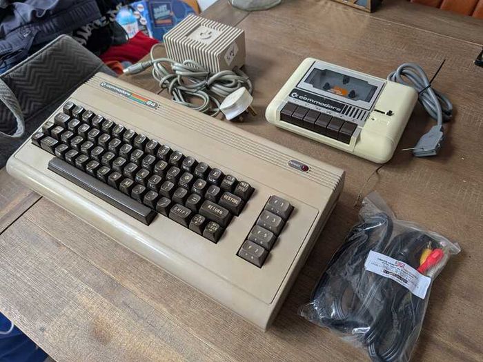 Commodore 64 - C64 Breadbin Bundle - #401