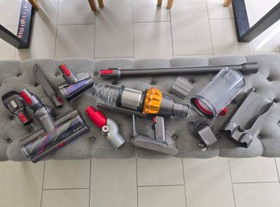 Dyson v15 Extra brand new with new genuine accessories
