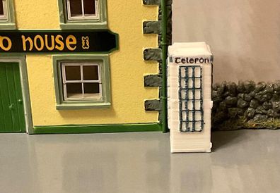 Irish model telephone box (1:72) - railway many available