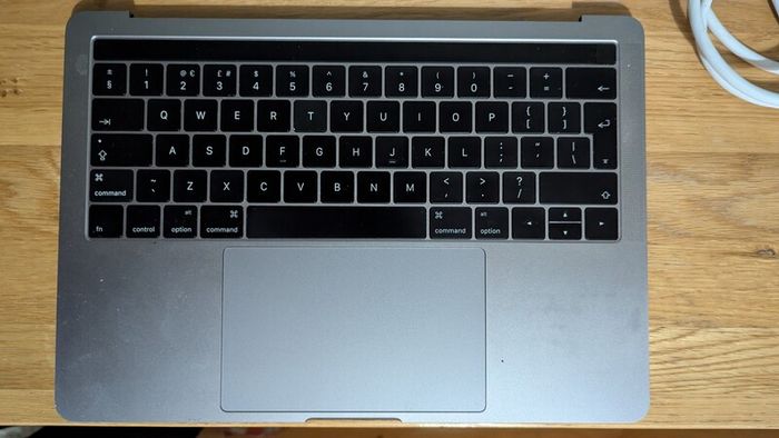 Macbook Pro A1706 broken screen