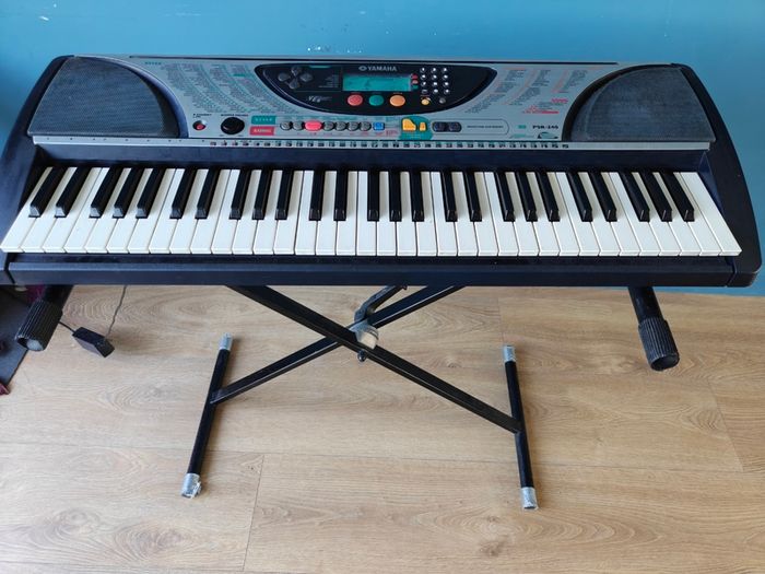 Yamaha keyboard PSR -240