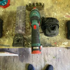 Hand hedge strimmer