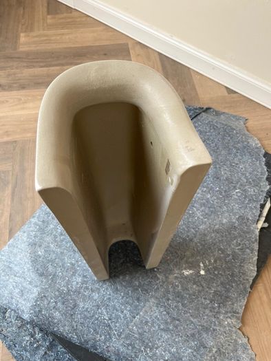 wall-hung bathroom basin with full pedestal