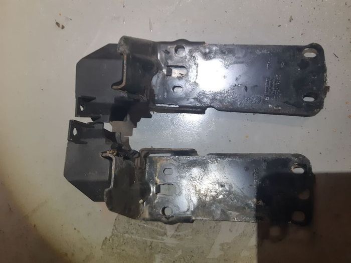 BMW 3Series E90 E91 E92 Radiator Mounts Brackets