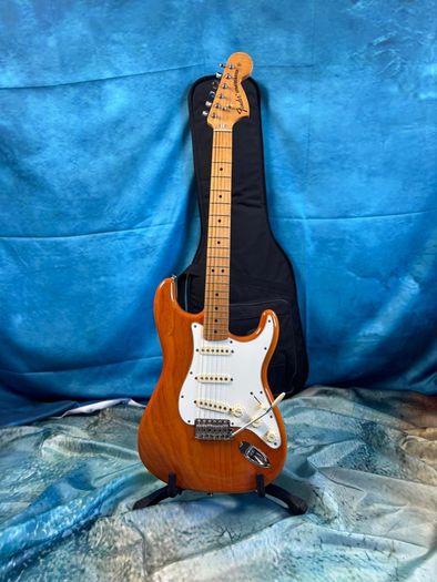 Fender vintera 70's strat aged natural.