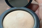 Champagne Powder Highlighter