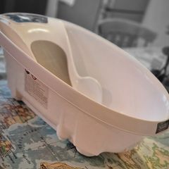 Aqua scale baby bath