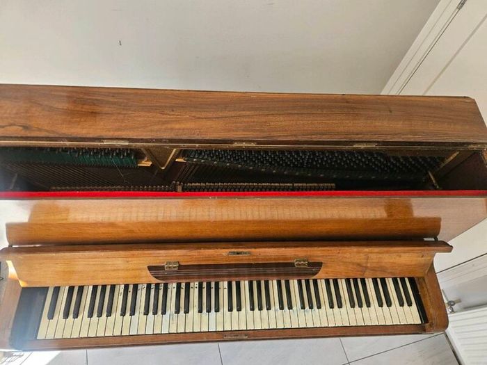 Free upright piano