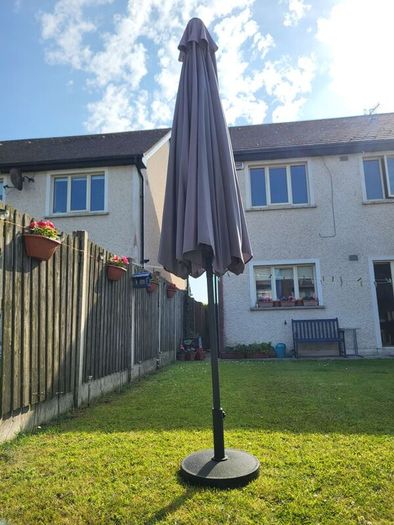 Garden parasol with parasol base