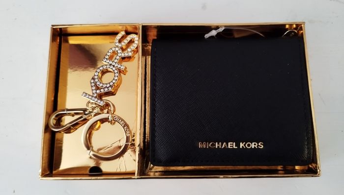 Michael Kors Balck Wallet Zip with Golden Key Ring