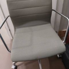 Excellent condition office chairs olive green in colour..