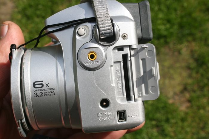 Fujifilm FinePix S3000 3.2MP 6x Zoom Mini SLR Style Digital Camera