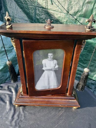 Gorgeous Wooden Vintage/Antique Curio Photo Table Cabinet