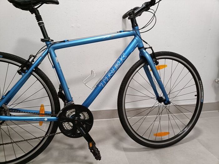 New Trek size M hybrid bike.