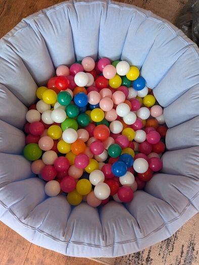 Ball pit and balls