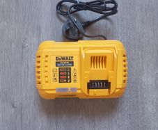 DeWalt dcb118 Fast Charger