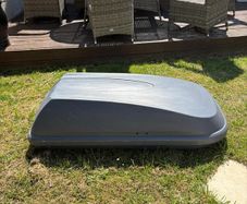 Car roof box