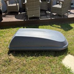 Car roof box