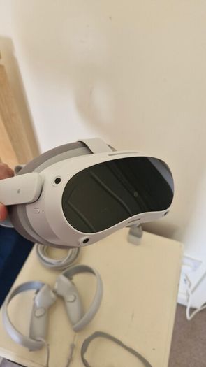 VR headset PICO 4 + extra data/power cable