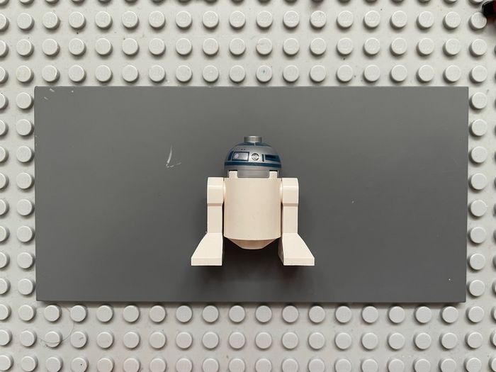lego star wars sw0527 Astromech Droid, R2-D2 minifigure- Flat Silver Head, Red Dots and Small Receptor