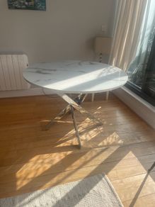 Round Dining table