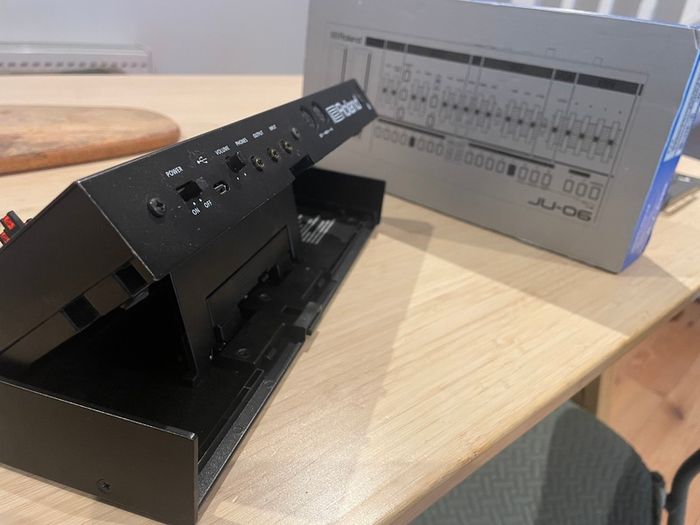 Roland JU06