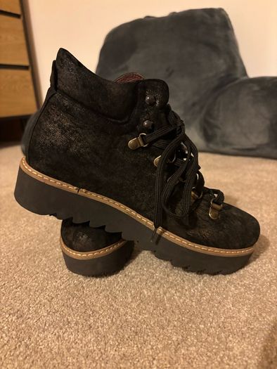 Beautiful Women's Anaki Boots size 4.5