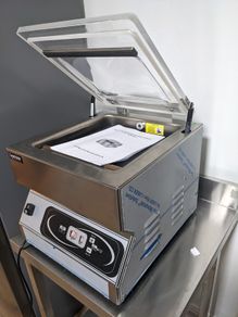 Vacuum packing machine