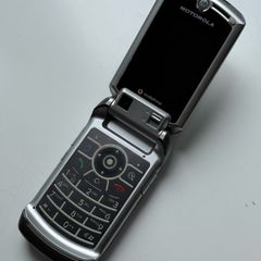 Vintage Motorola RAZR V3x Flip Phone (Vodafone) - Great Condition w/ New Battery & Cable