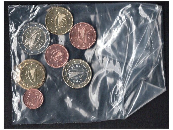 2007 Ireland Central Bank & Financial services Authority of Ireland Souvenir of The Irish Coin Fair 17-18 February 2007. Contains an uncirculated set of Irish coins issued in 2007. (3 images)