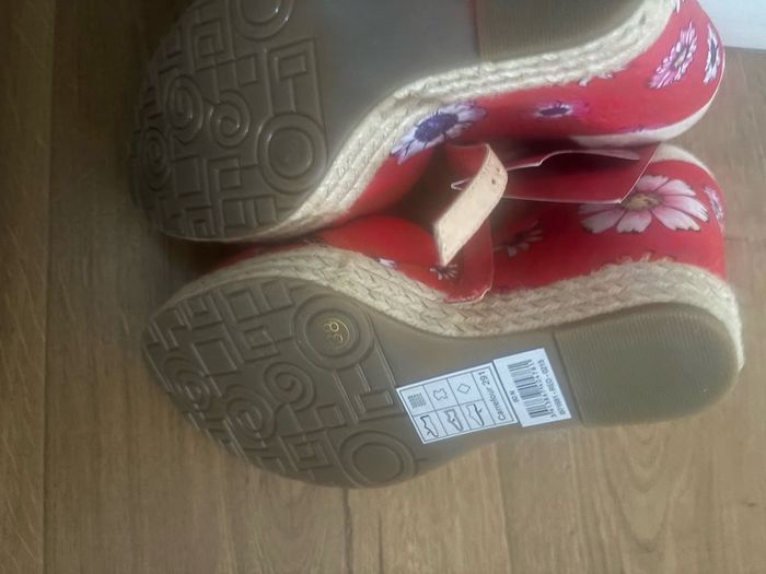 Gorgeous red & cream wedge