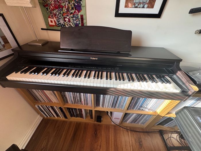 Roland HP-236 88-Key Digital Piano + Roland Sustain Pedal + Piano Bench