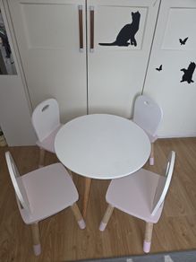 kids table and chairs