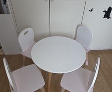 kids table and chairs