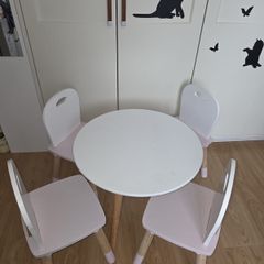kids table and chairs
