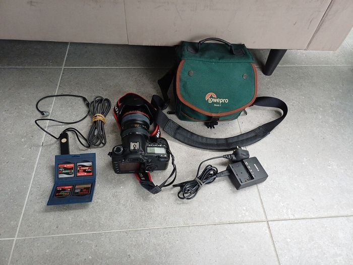 Canon EOS 5D Mark II + EF 24 - 105mm 1:4 L IS USM. Execellent condtion l. Fully ready setup