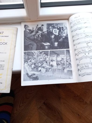 The folksiger's Guitar guide songs book/instruction manual by Jerry silveman